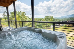 Nhà, nhiều giường (Serenity Awaits) | Bồn tắm spa ngoài trời