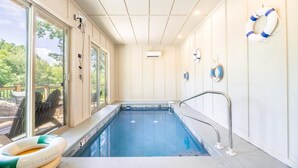 En swimmingpool med udsigt over landskabet, en redningskrans og et gelænder.