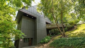 A modern building with a flat roof and a covered walkway. - Window Wonderland (Gatlinburg)