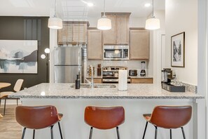 Wasserkocher mit Kaffee-/Teezubehör, Kühlschrank, Mikrowelle, Ofen