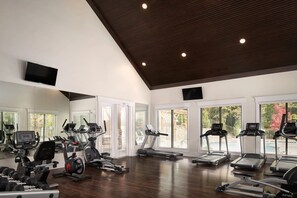 Ein Fitnessstudio mit Laufbändern, Ergometer und Gewichten.