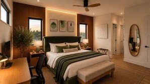 Une chambre moderne avec un grand lit, des tables de chevet, un bureau et une chaise.
