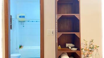 ヘアドライヤー、タオル、石鹸、トイレットペーパー