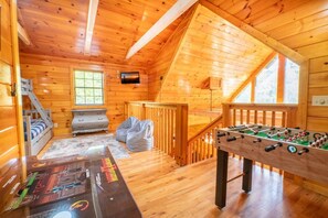 Casa, letti multipli (Cabin on the Creek) | Area giochi