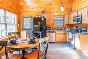 Private kitchen - Cabin on the Creek (Sevierville)