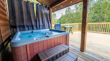 Casa, varias camas (Cabin on the Creek) | Terraza o patio