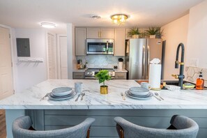 Condo, 1 cama Queen size y sofá cama (The Jeffrey Martin) | Cocina privada