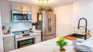 Appartamento, 1 letto queen con divano letto (The Jeffrey Martin) | Cucina privata