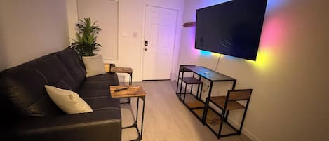 Smart TV, libros y monitor de computadora