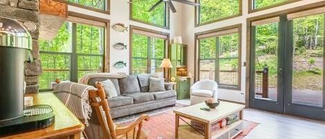 House, 1 King Bed with Sofa bed (Smoky Mountain Secret) | Living area