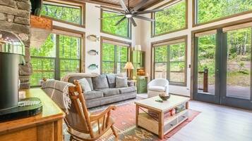 Casa, 1 cama King size y sofá cama (Smoky Mountain Secret) | Área de sala de estar