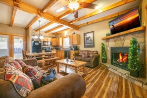 House, Multiple Beds (Cozy Bear Cove 2) | Living area - Cozy Bear Cove 2 (Pigeon Forge)