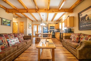 House, Multiple Beds (Cozy Bear Cove 2) | Living area - Cozy Bear Cove 2 (Pigeon Forge)