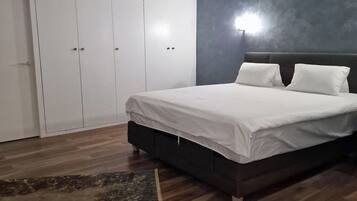 Una camera da letto con un letto, un armadio e un tappeto.