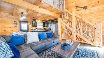 Casa, varias camas (Cabin In The Mountains) | Área de sala de estar