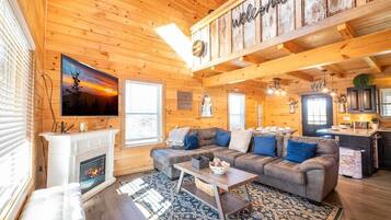 Casa, varias camas (Cabin In The Mountains) | Área de sala de estar