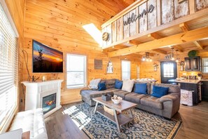 Living area - Cabin In The Mountains (Sevierville)