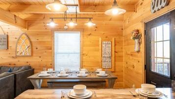 Casa, varias camas (Cabin In The Mountains) | Restaurantes