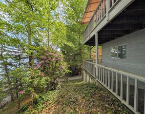 A two-story building with a balcony overlooking a garden with trees and shrubs. - Llyn Blaen House at Lake Junaluska (Lake Junaluska)