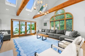Smart TV, fireplace - Ocean's Edge with pool, hot tub & beach access (Plymouth)