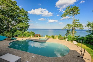 A heated pool - Ocean's Edge with pool, hot tub & beach access (Plymouth)