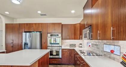PRIVATE POOL 3-bedroom house PET FRIENDLY 2 min walk to the beach on the Island