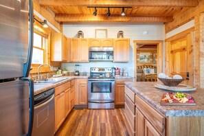 Private kitchen - Living Waters Lodge (Sevierville)