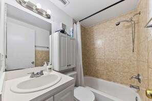 Hair dryer, towels - Miami 3BR • Step-Free Entry • 2 Parking Spots (Miami)