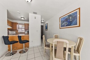 Dining - Miami 3BR • Step-Free Entry • 2 Parking Spots (Miami)