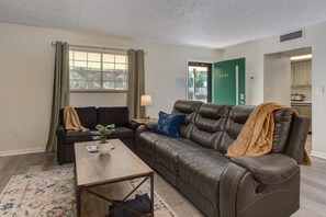 Apartment, 1 King-Bett und Schlafsofa (Roaring Fork Road Retreat) | Wohnbereich