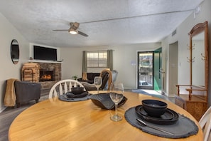 Apartment, 1 King-Bett und Schlafsofa (Roaring Fork Road Retreat) | Speisen