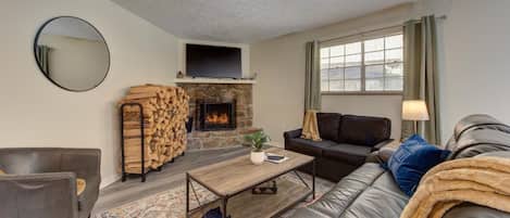Condo, 1 King Bed with Sofa bed (Roaring Fork Road Retreat) | Living area