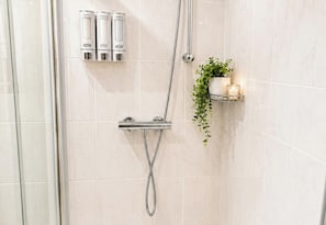 Shower, towels - Surridges Studio, Sleeps 4 w/ Parking & Dogs Ok (Chelmsford)