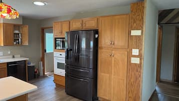 Coffee/tea maker, fridge, microwave, oven