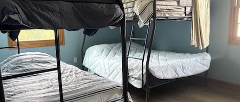 2 habitaciones, tabla de planchar con plancha, wifi y ropa de cama