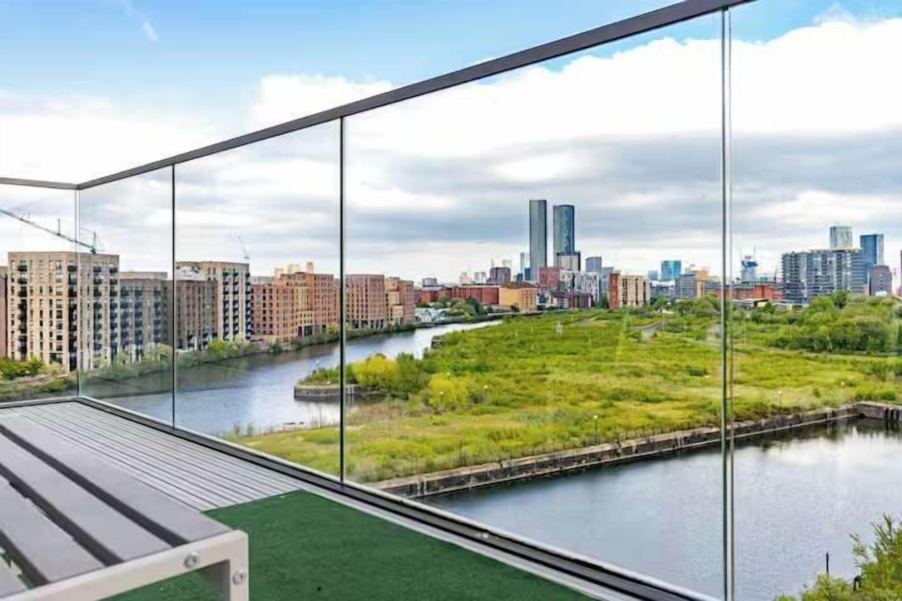 Ein Hochhaus mit Flussblick, moderner Architektur und einer Stadtlandschaft im Hintergrund.