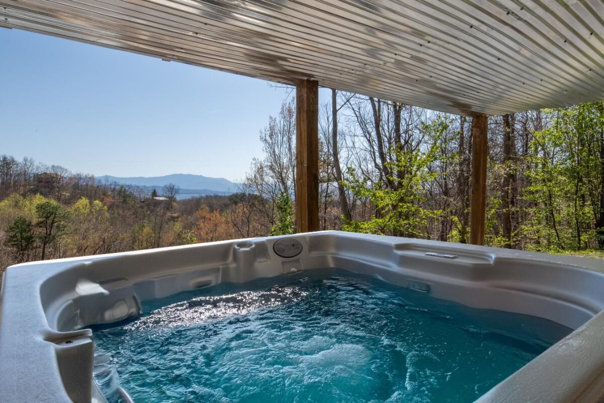 Casa, varias camas (Laurel Mountain Lodge) | Tina de hidromasaje al aire libre