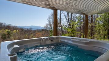 Casa, varias camas (Laurel Mountain Lodge) | Tina de hidromasaje al aire libre
