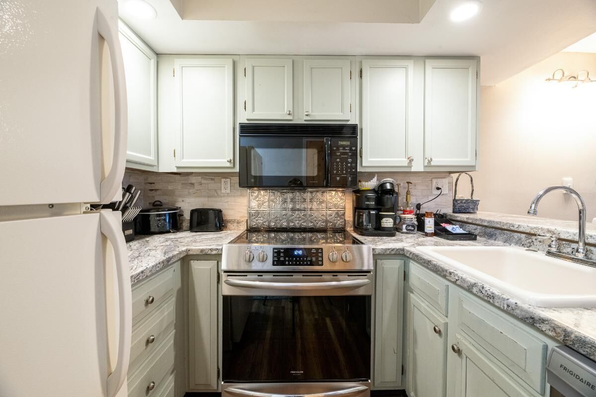 Condo, Multiple Beds (Hiker's Hideaway) | Private kitchen