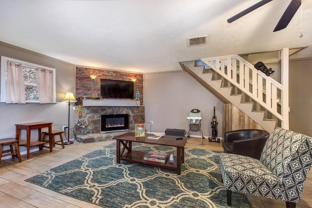 House, Multiple Beds (Golden Pines Retreat) | Living area