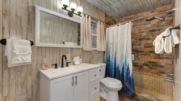 House, Multiple Beds (Golden Pines Retreat) | Bathroom