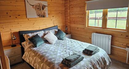 Cabin - Sleeps 6 - Free Parking & Garden