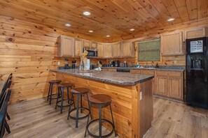 House, Multiple Beds (Grizzly Grotto) | Private kitchen - Grizzly Grotto (Sevierville)
