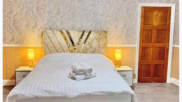 Iron/ironing board, bed sheets