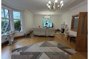 Living area - Airdrie House near M8 for Glasgow & Edinburgh (Airdrie)