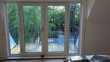 5 bedrooms, iron/ironing board, WiFi, bed sheets