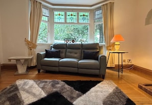 TV, fireplace - Luxurious Airdrie Retreat with 5 Bedrooms (Airdrie)