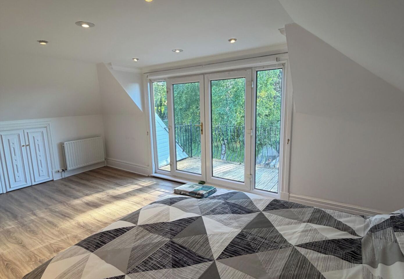 5 bedrooms, iron/ironing board, WiFi, bed sheets