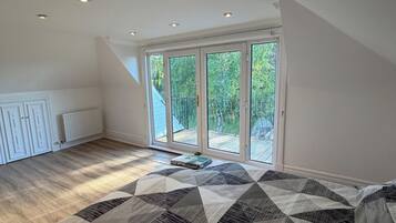 5 bedrooms, iron/ironing board, WiFi, bed sheets