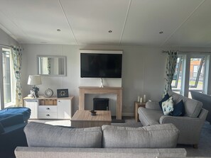TV, fireplace, stereo